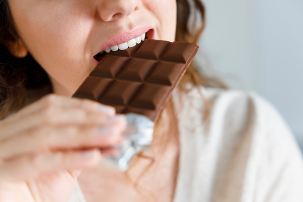 虫歯の原因のチョコを食べる人