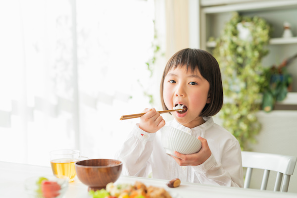 自宅でMFTトレーニングを意識する子ども