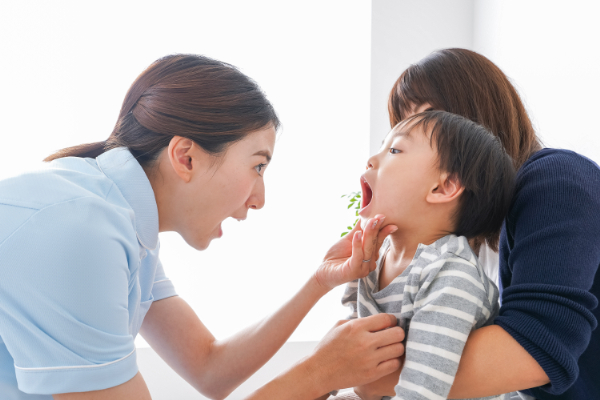 子どもの歯科検診をする歯科衛生士