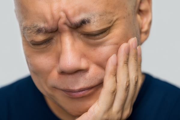 入れ歯が合わず痛みが出た男性