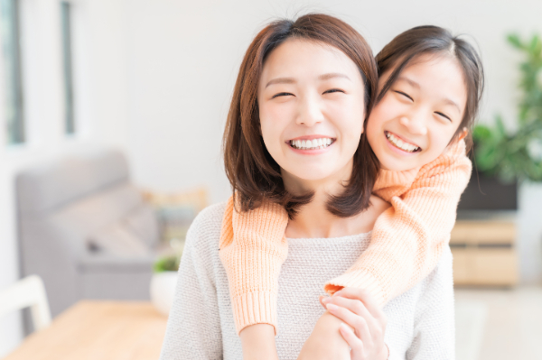 子どもの歯科検診を終え笑顔になる親子