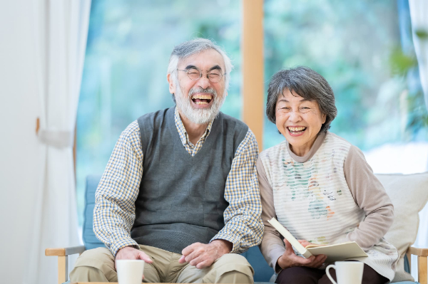 快適な入れ歯で笑う男女